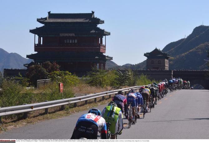 The peloton string out under the pace
