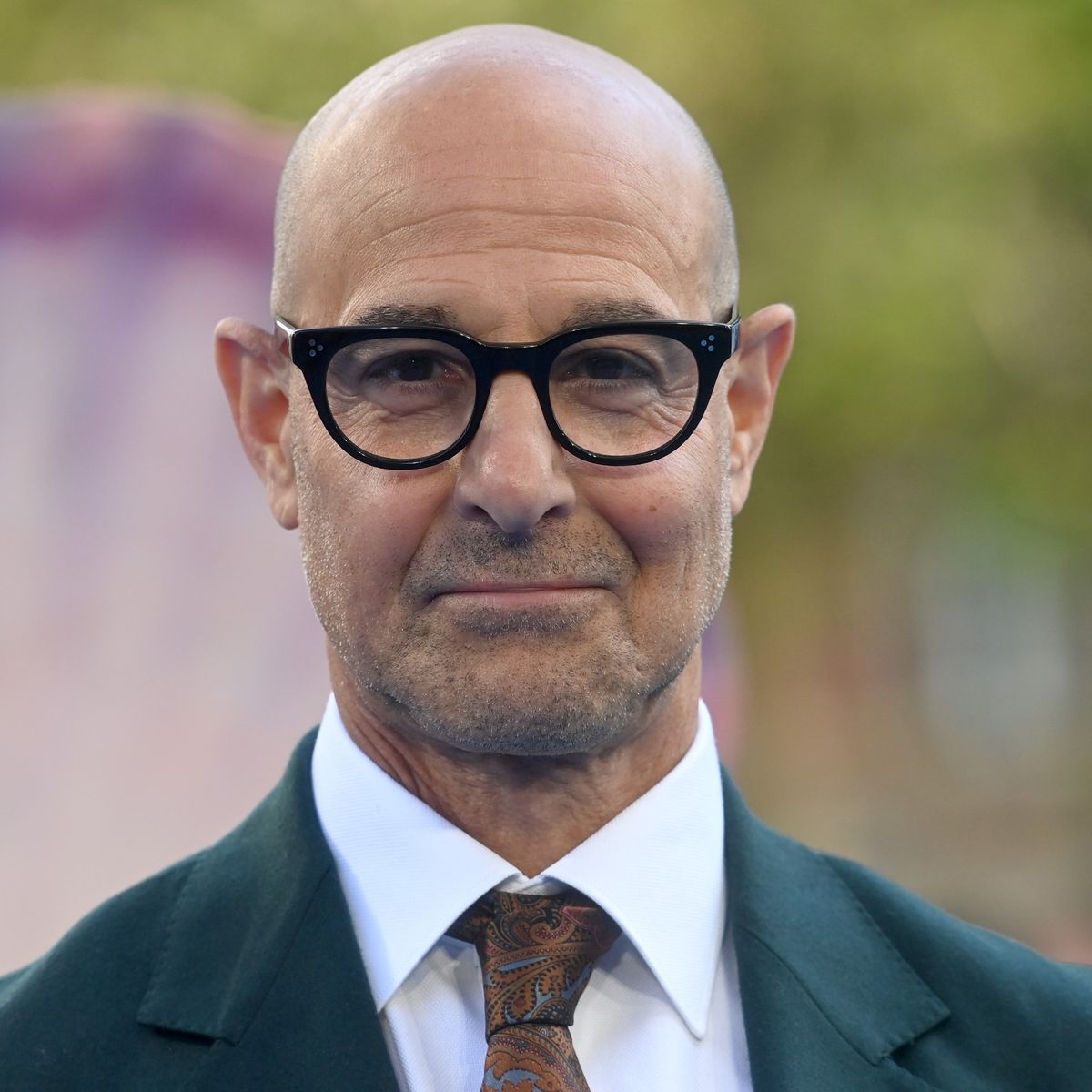 Stanley Tucci เพิ่งล้อเลียนการเปิดตัวผลิตภัณฑ์ใหม่ของเขาบน Instagram เราคิดว่าเราได้ถอดรหัสโค้ดว่ามันคืออะไร