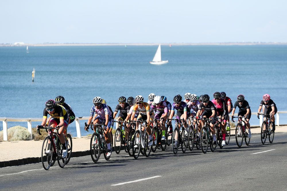 The peloton on day one of the women's Bay Crits