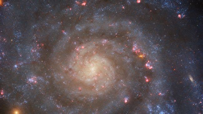 Hubble Telescope captures the bright core of a spiral galaxy (photo ...