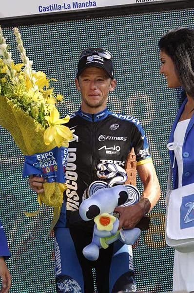 Jason McCartney (Discovery Channel) accepts the winner's flowers.