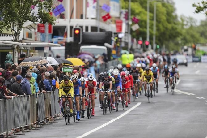 The men's field spread out along the finish straight
