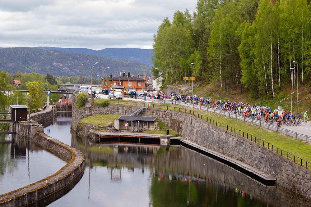 The bunch rides by some of the Norwegian scenery.