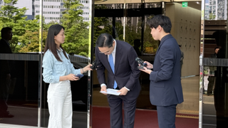 Samsung Chairman Lee Jae-yong bows in a public apology. 
