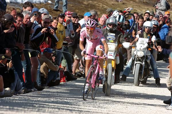 David Arroyo Duran (Caisse d'Epargne) lost time to the favourites, but remains in pink for another day.