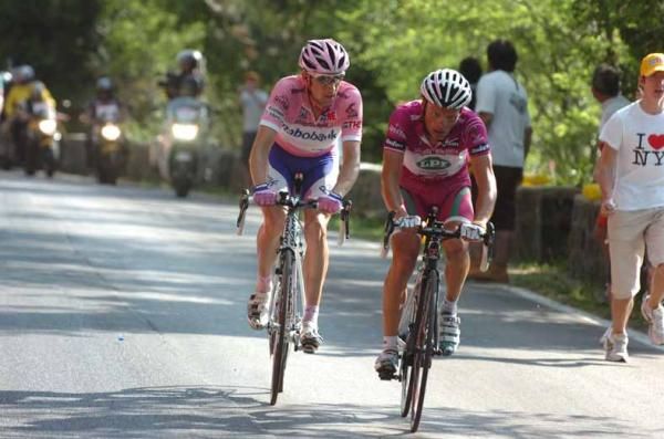 Denis Menchov tracks Danilo Di Luca on Monte Petrano en route to victory at the 2009 Giro d'Italia.