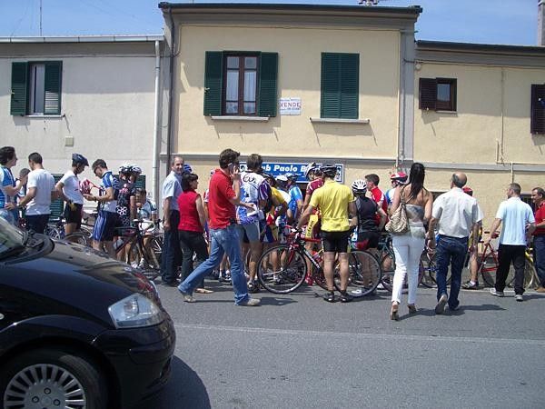 Impervious to the fact that this is a pretty busy road riders gather outside the Club for refreshments