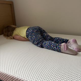 A child laying on their front on the simba hybrid kids mattress