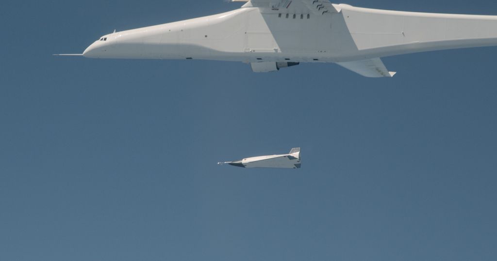 Stratolaunch's huge Roc plane drops hypersonic test vehicle for 1st ...