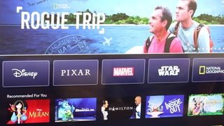 Image d'un téléviseur Samsung montrant la page d'accueil de Disney Plus