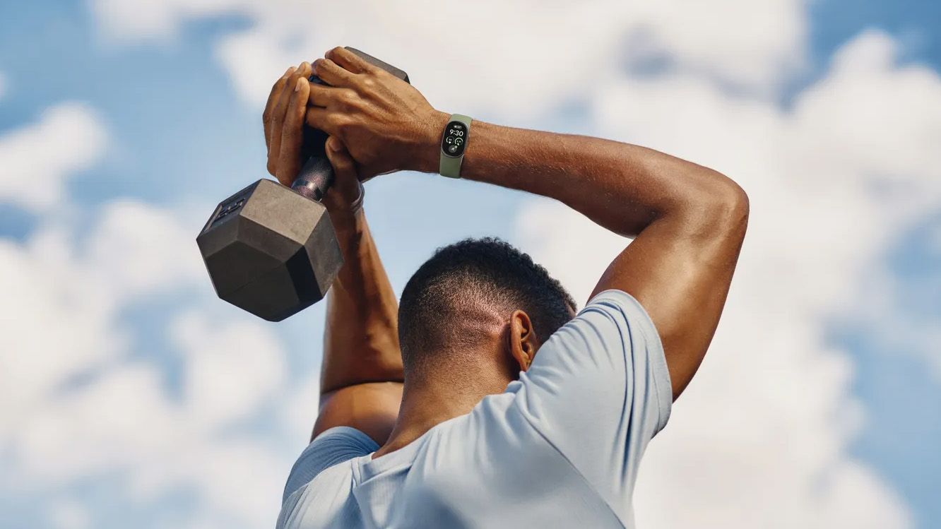 t3.com - Chris Hall - Google Fitbit Edge is a welcome return to the fitness trackers of old