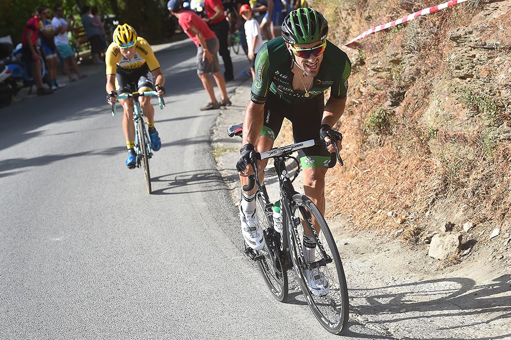 Jerome Cousin (Europcar) attacks the breakaway.