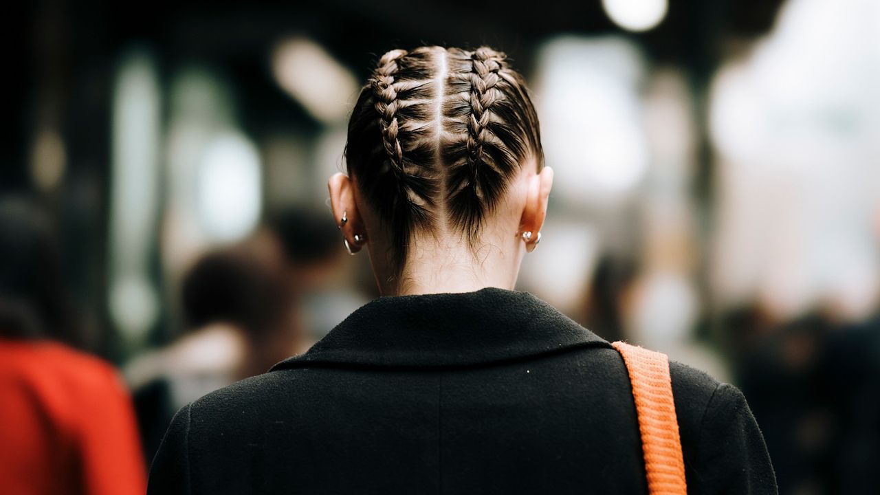 woman walking on the street with a dry scalp