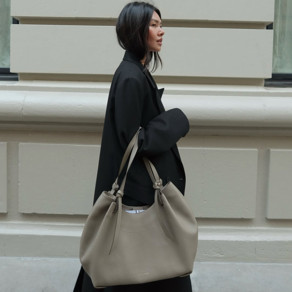 Influencer Mimi Nguyen wearing an oversized tote bag