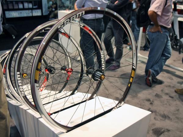 SRAM has added a new flagship model to its alloy road wheel range called the S30AL Gold.