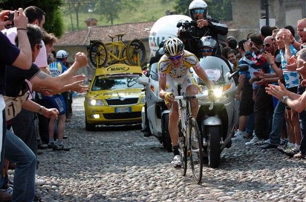 Kanstantsin Siutsou (Team Columbia - Highroad) on his way to victory in the streets of Bergamo.