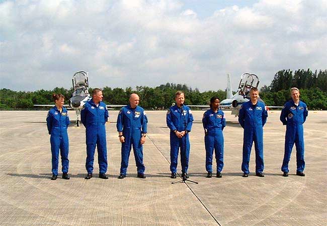 STS-121 Astronaut Crew Arrive at NASA Spaceport