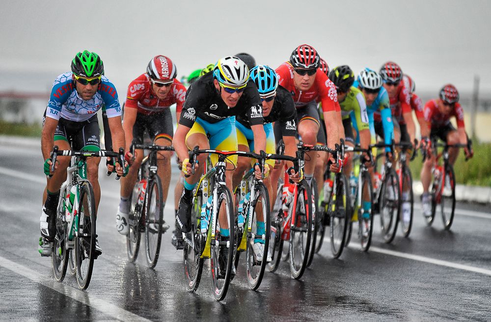 Echelons formed in the wet, blustery weather at Tour of Turkley stage 3