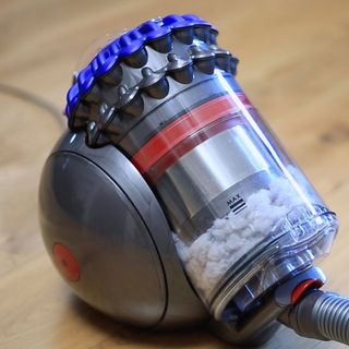 vacuum cleaner with bin and filter