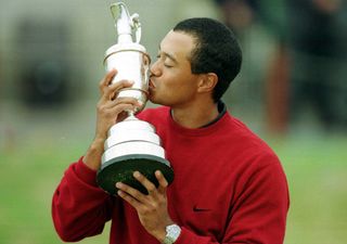 Tiger Woods kisses the Claret Jug after winning the 2000 Open