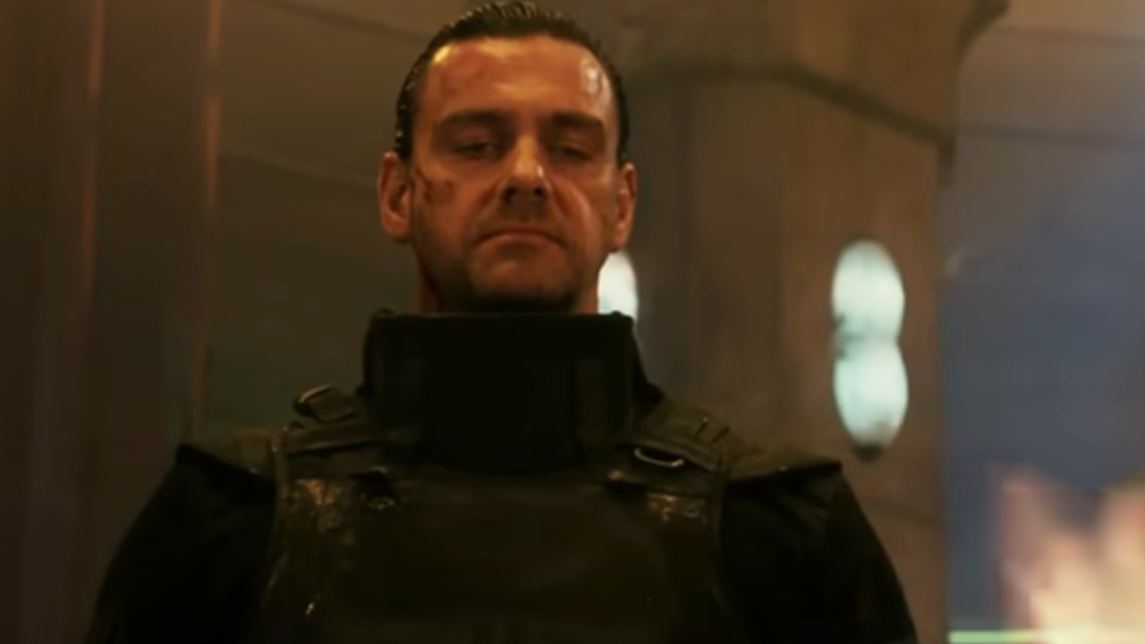 パニッシャー:ウォーゾーンで男性が火傷するのを見守るレイ・スティーブンソン