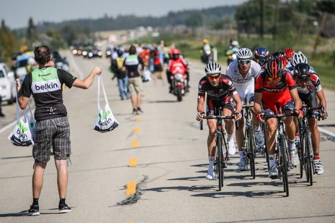 The break flies through the feed zone.