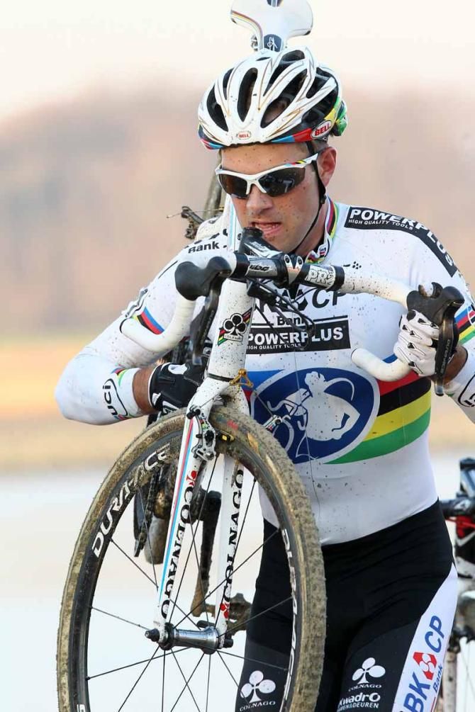 Niels Albert (BKCP - Powerplus) was unable to react to the final attack and had to settle for third