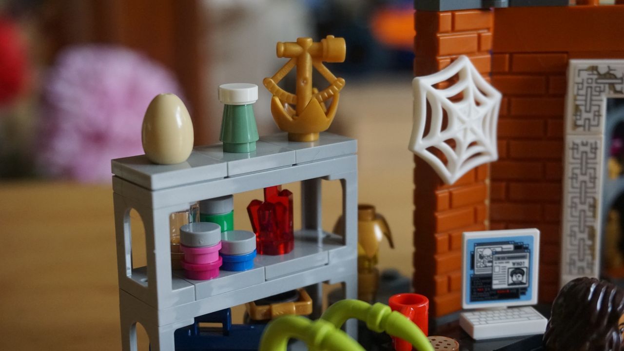 Lego Marvel Spider-Man at the Sanctum Workshop_Accessories close up 1