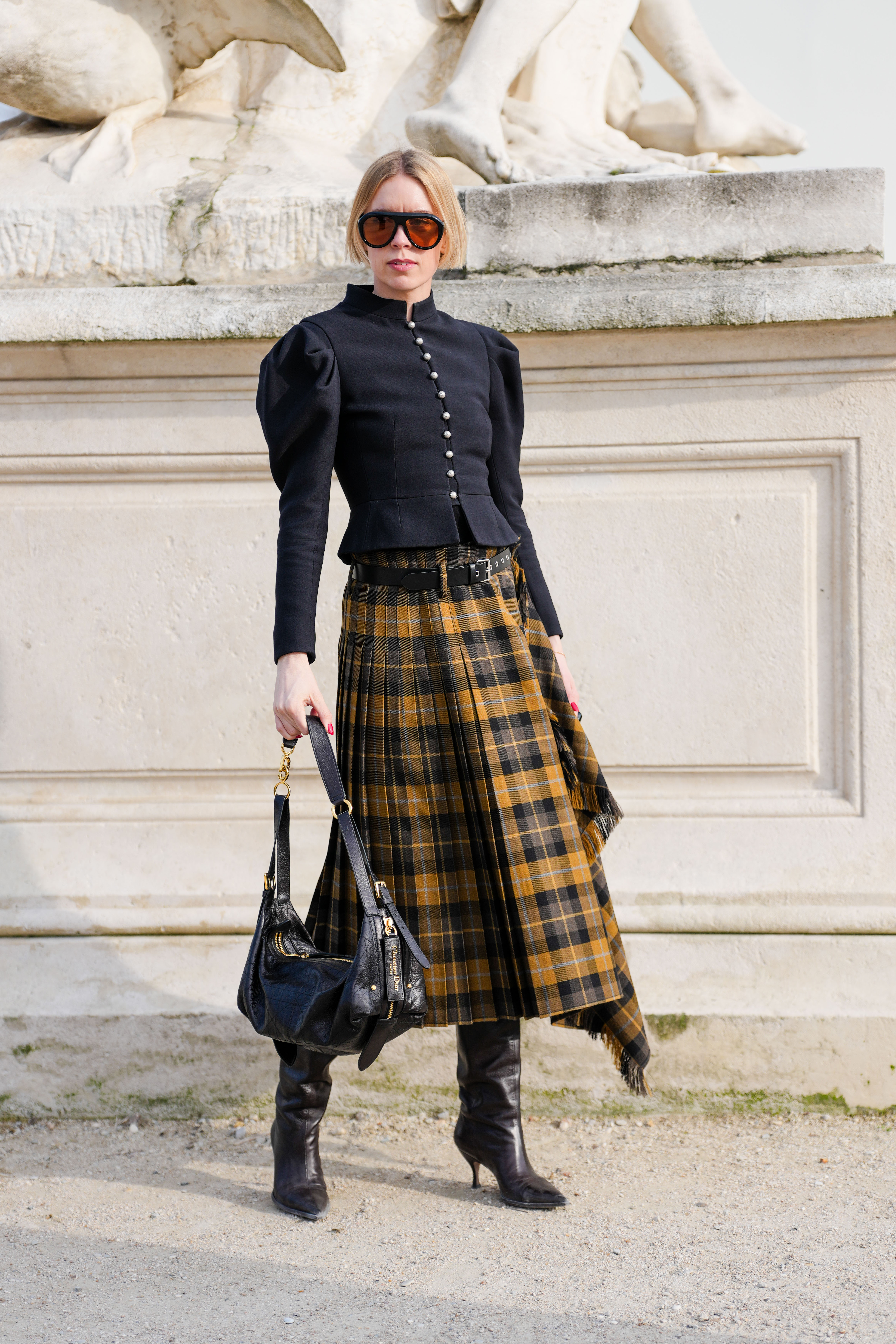 Mulher usando estilo de rua na Paris Fashion Week.