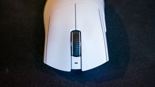 Razer Deathadder V3 Pro su un tappetino per mouse