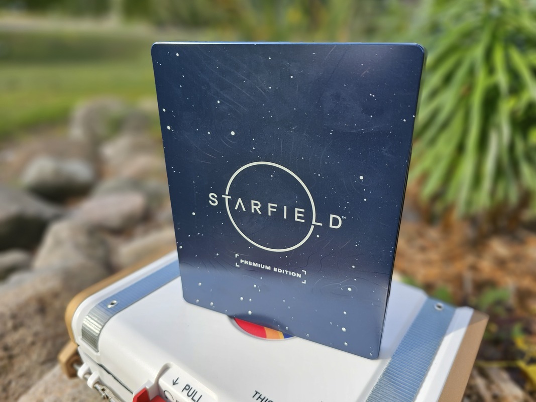 Starfield Constellation Edition que incluye fotografías de la caja, el reloj, la caja del steelbook y el chip de código.