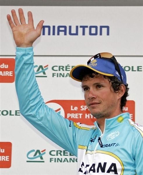Savoldelli waves to the crowd from the podium