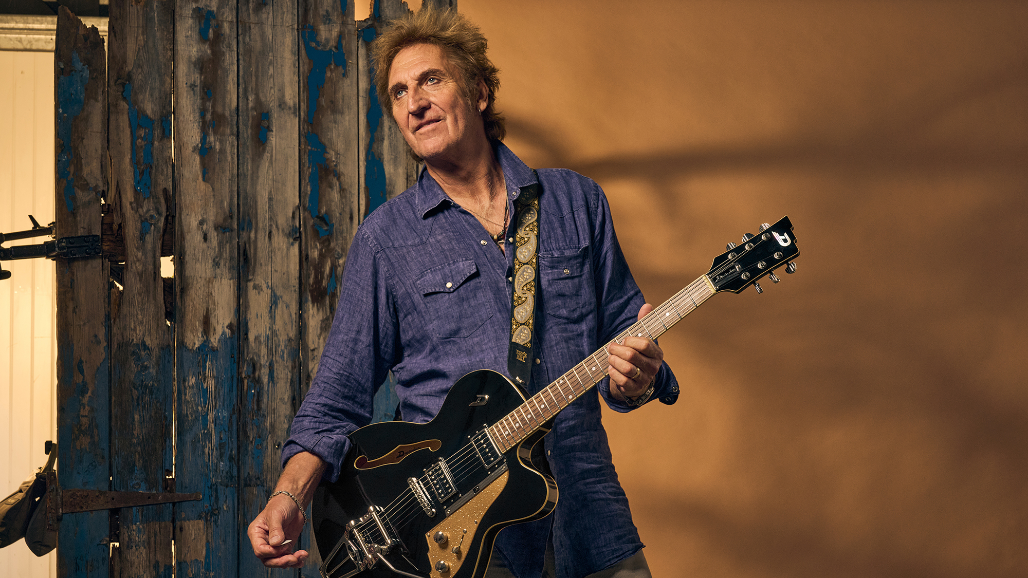 Carl Carlton posing with his guitar