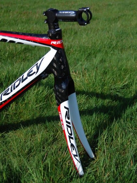 The front end features a tapered steerer tube that flares from 1 1/8" up top to 1 1/2" at the fork crown.