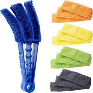 A three-tiered blind duster with microfiber cloths
