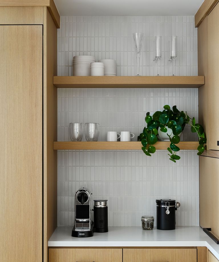The 3 golden rules of organizing open shelving in a kitchen