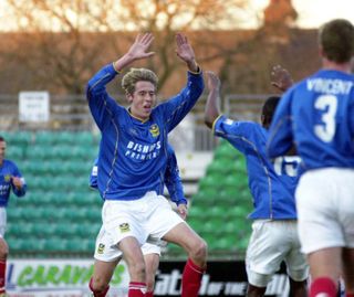 After one year at Loftus Road, Crouch joined Portsmouth, scoring 18 league goals in the 2001/02 season