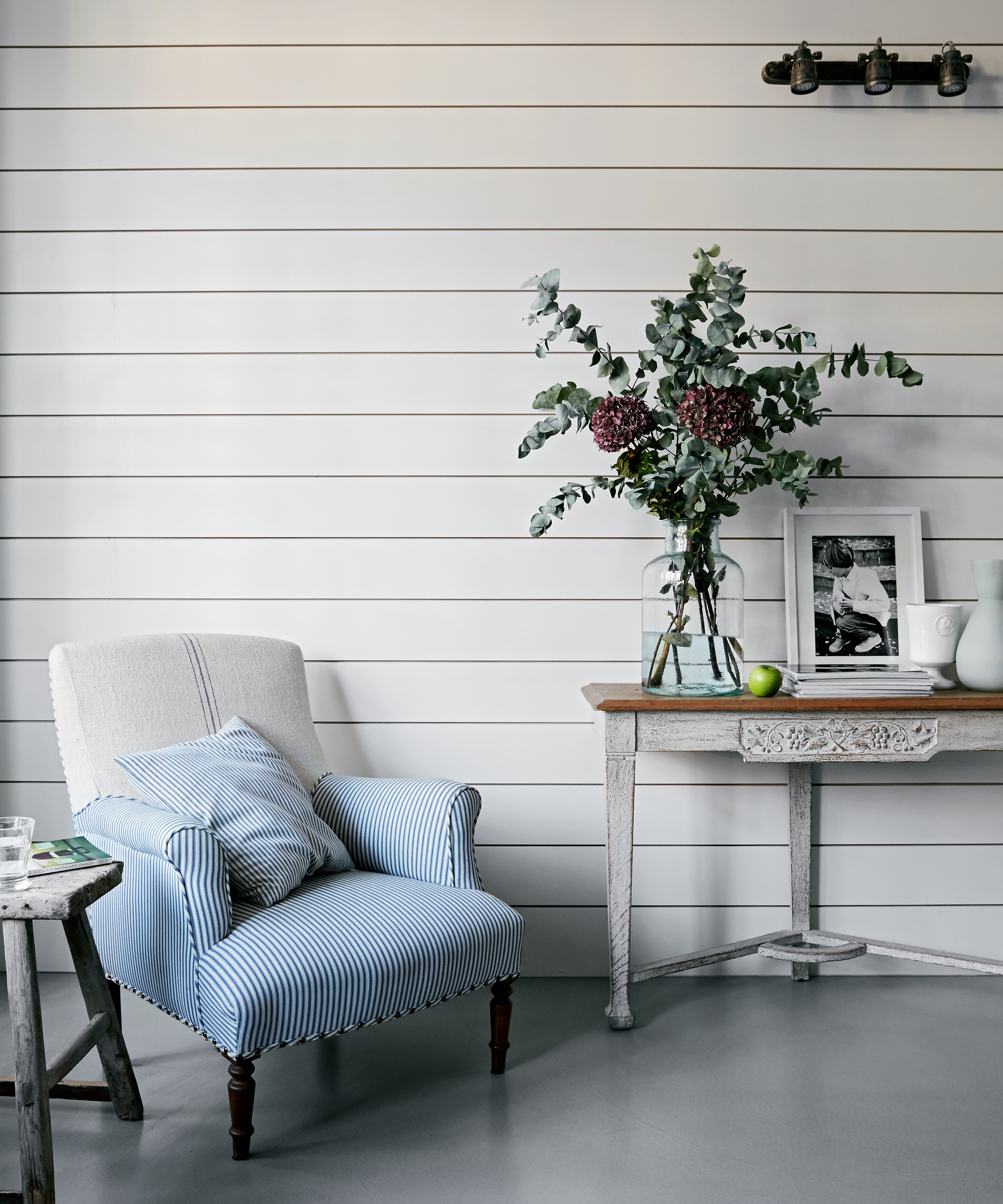 Experts reveal how to zone a space with striped walls