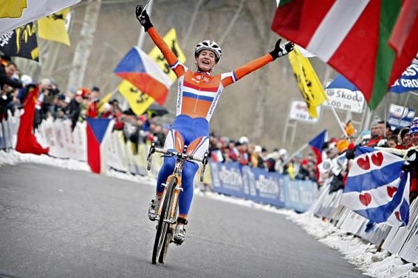 Vos celebrates her 3rd world title in cyclocross