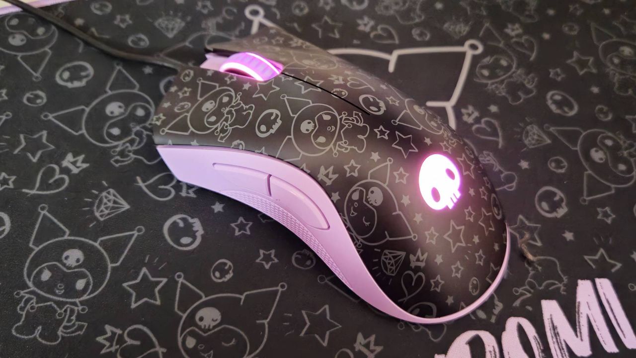 Photo taken by writer Rosalie Newcombe of the Razer Deathadder Essential and Goliathus bundle Kuromi Edition, sitting on a white desk.