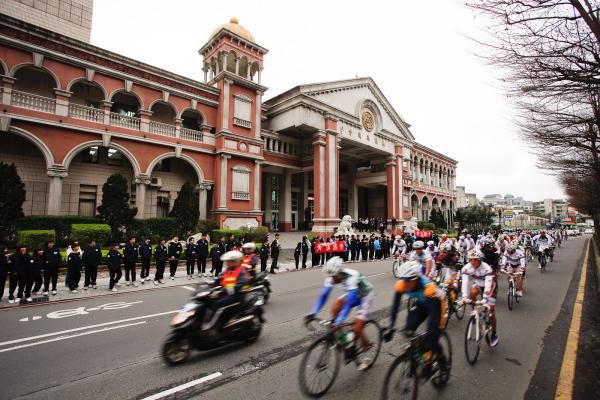 The intermediate sprint at the Tung Ming Elementary school.