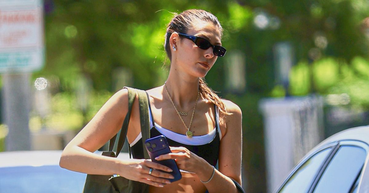 Everywhere I Look in 2026, Cool Girls Are Wearing This Bra-Top Trend With Leggings