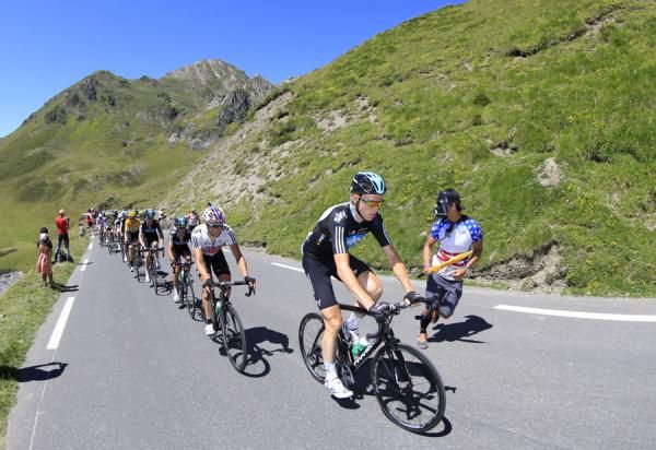 Sky lead the peloton up the Tourmalet