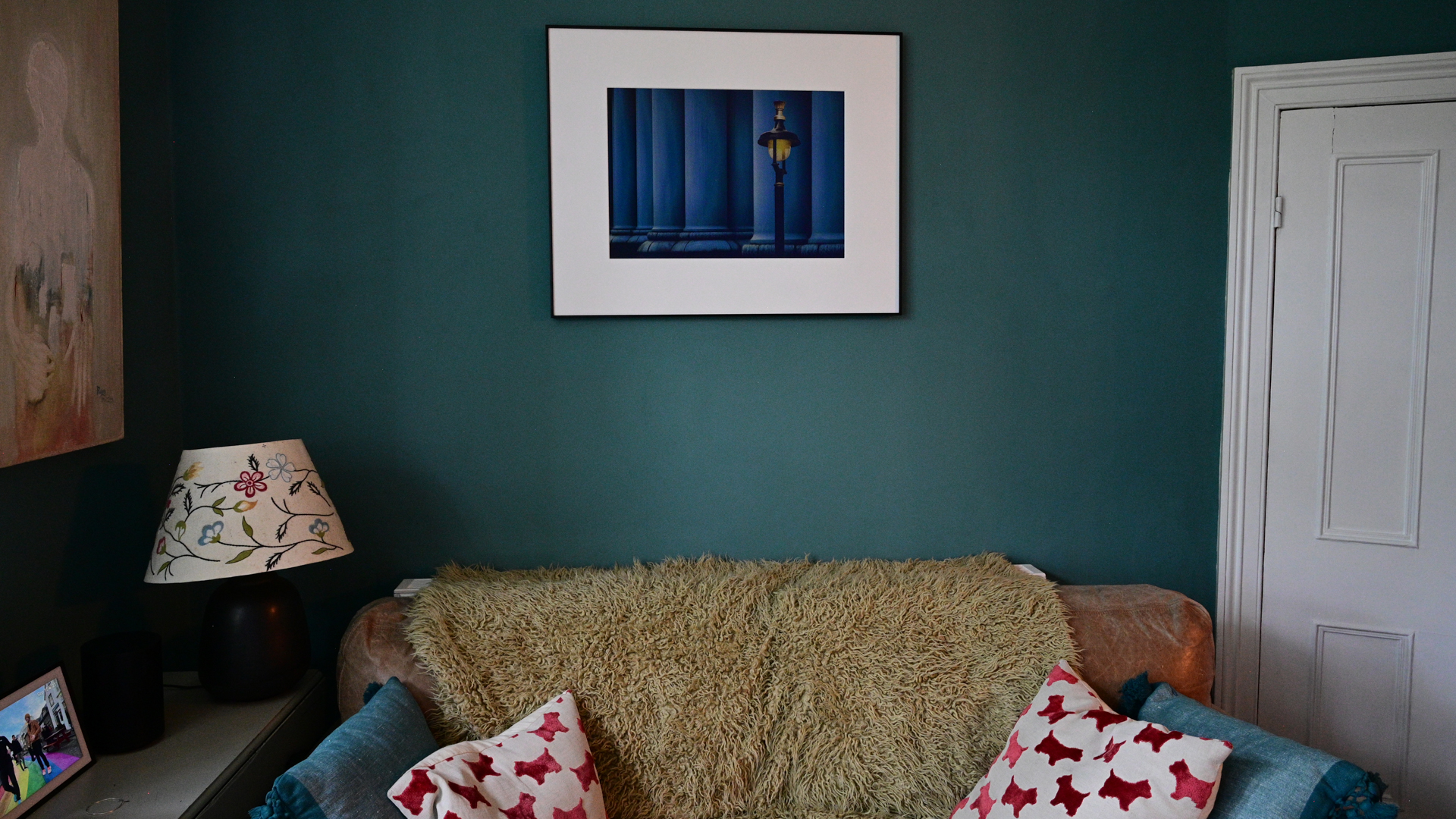 InkPoster Tela 28.5" frame showing photograph in a living room