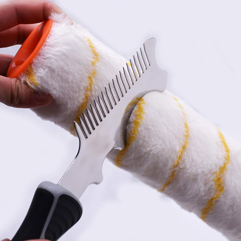 Paintbrush/roller comb on roller
