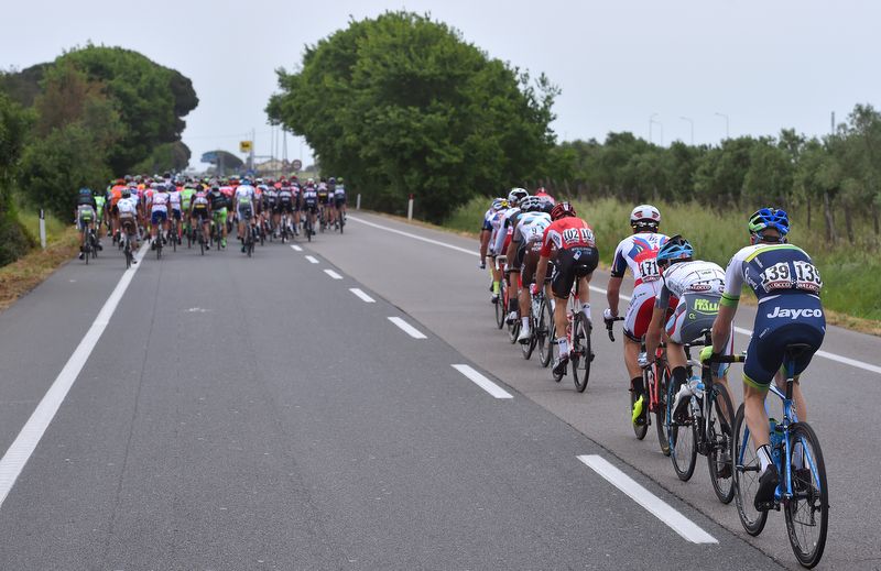 Echelons begin to form on the road to Fiuggi
