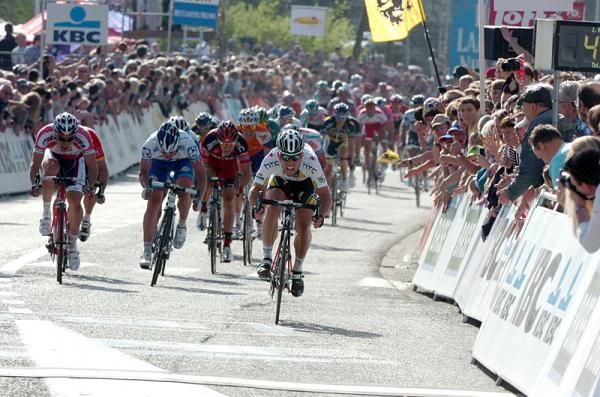Mark Cavendish (HTC-Highroad) leads the charge to the line