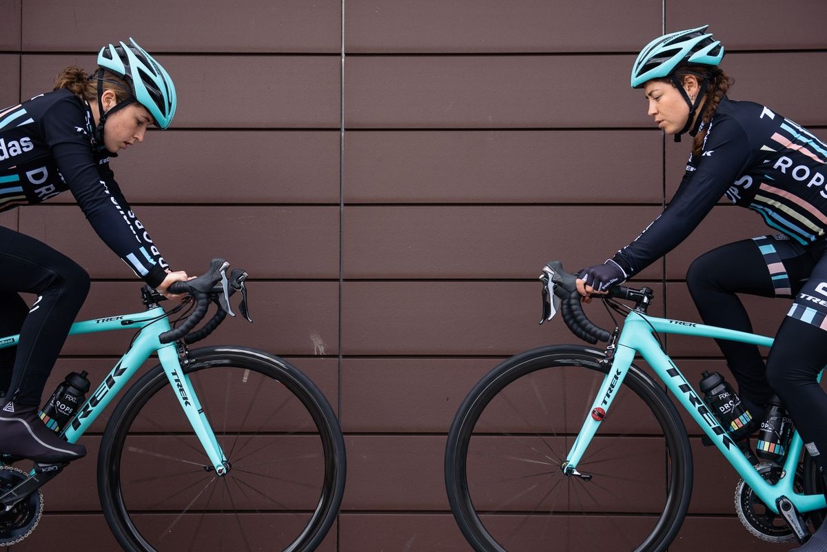 Drops Cycling warm up for the short final stage - Emakumeen Bira 2016 Stage 4