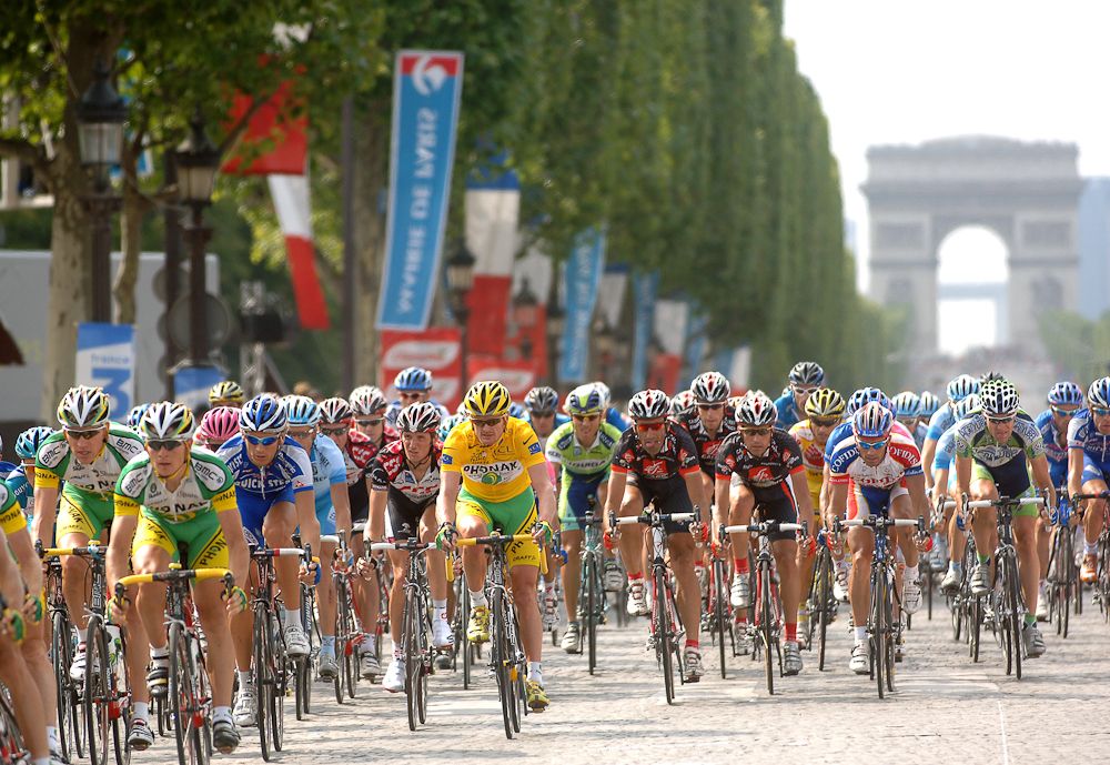 Floyd Landis arrives in Paris wearing the yellow jersey at the 2006 Tour de France