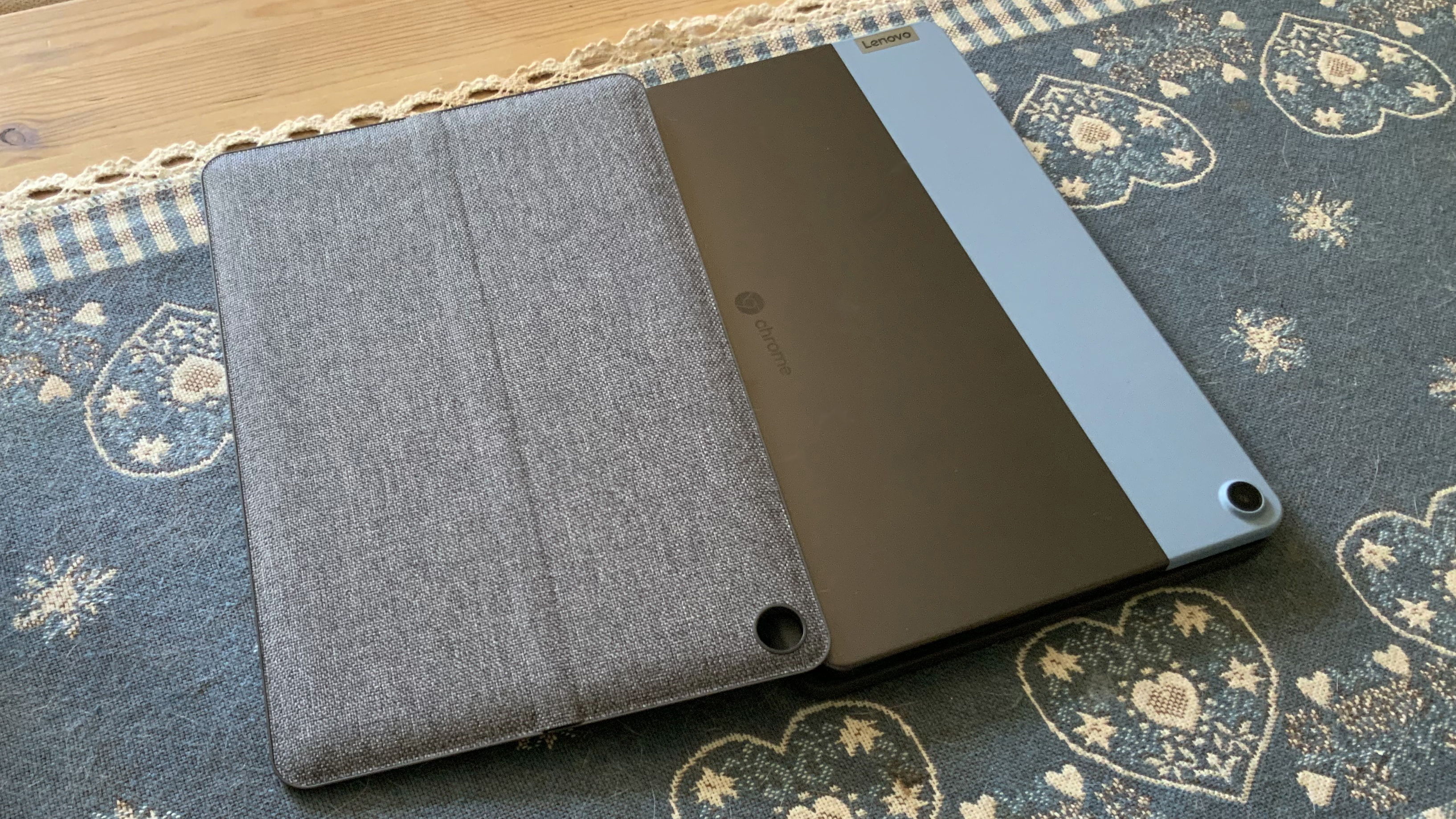 Lenovo IdeaPad Duet Chromebook encima de una mesa
